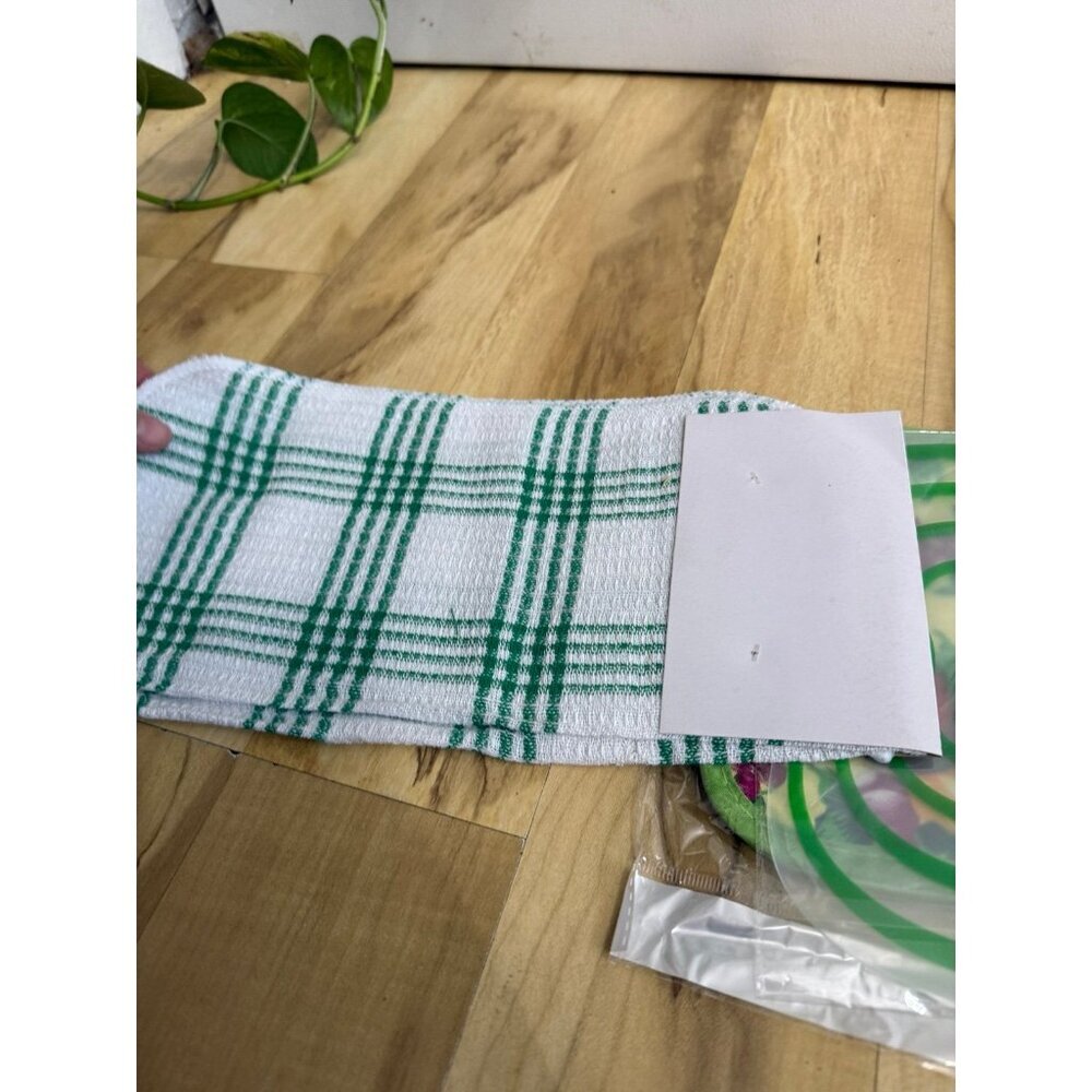 Kitchen Essentials Bundle – Dish Towels, Pot Holder & Sink Liner (New) - Picture 9 of 10